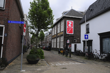 904164 Gezicht in de Bouwstraat te Utrecht, vanaf de Bekkerstraat, met in het midden het Zimihc Theater Wittevrouwen ...